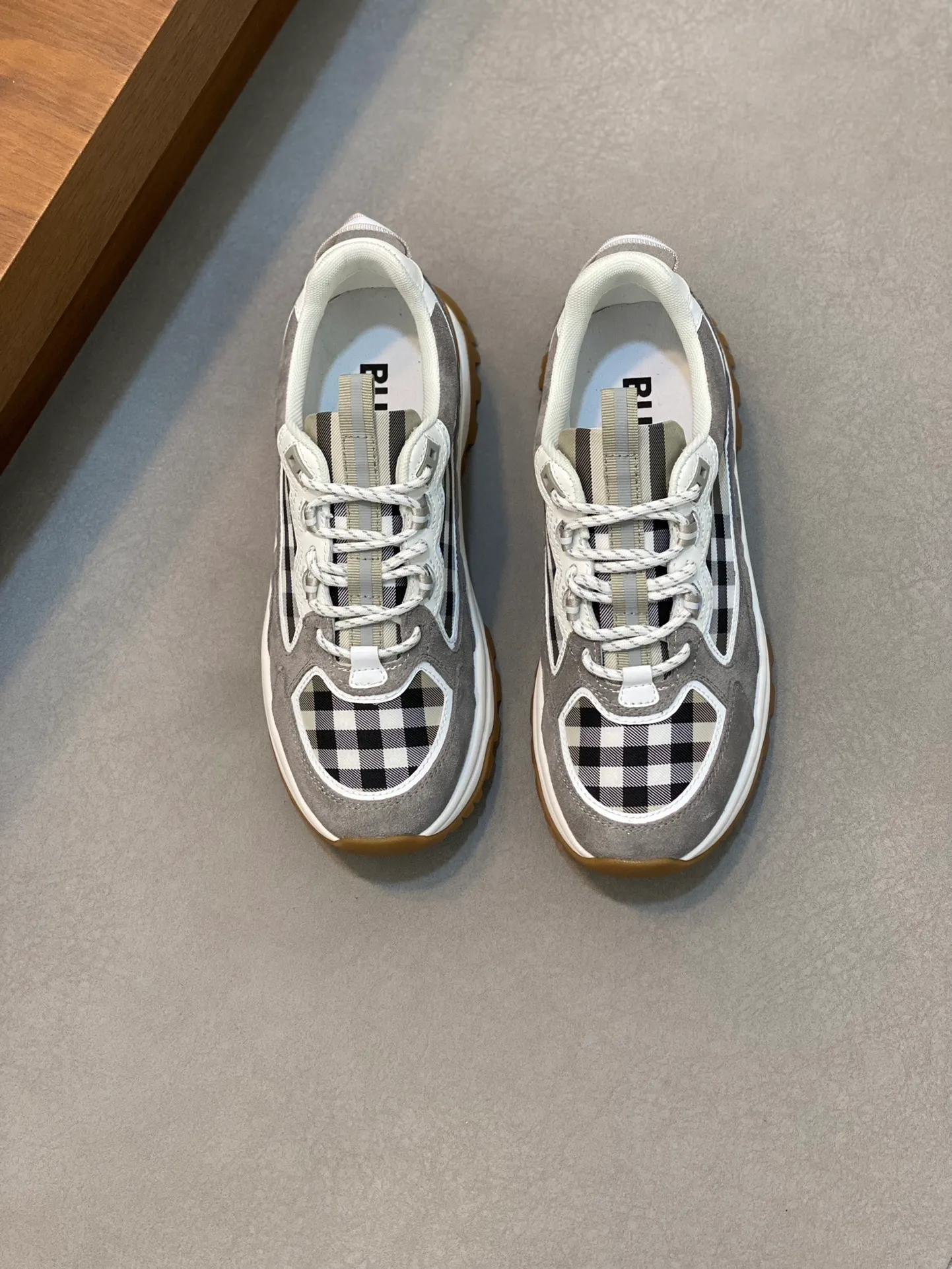 💰660 Burberry 2024🆕Ss men's classic low-cut thick-soled sneakers, made of first-grain cowhide and decorated with the new brand logo. First-layer cowhide foot pads, heel decorated with Burberry letter embossed logo, T men's men's shoes 💰U original outsole! Size: 39-44 (customized at 38.45)